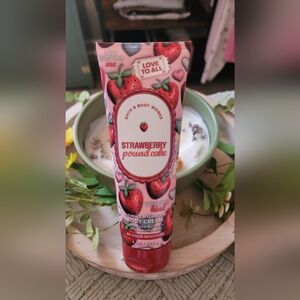 Bath & Body Works Strawberry Pound Cake Ultimate Hydration Body Cream - Pink